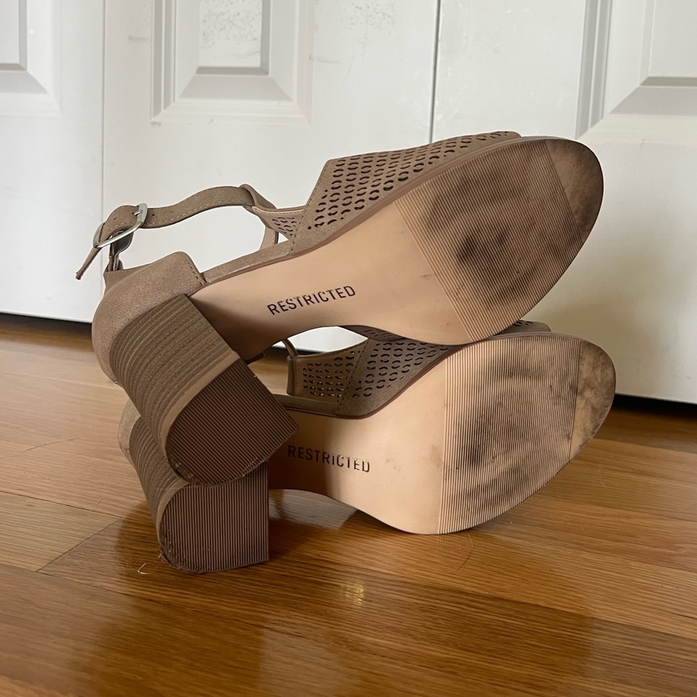 Heels - Picture 4 of 4